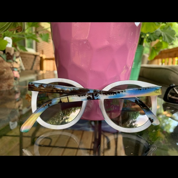 Beach Themed Sunglasses - Picture 5 of 5